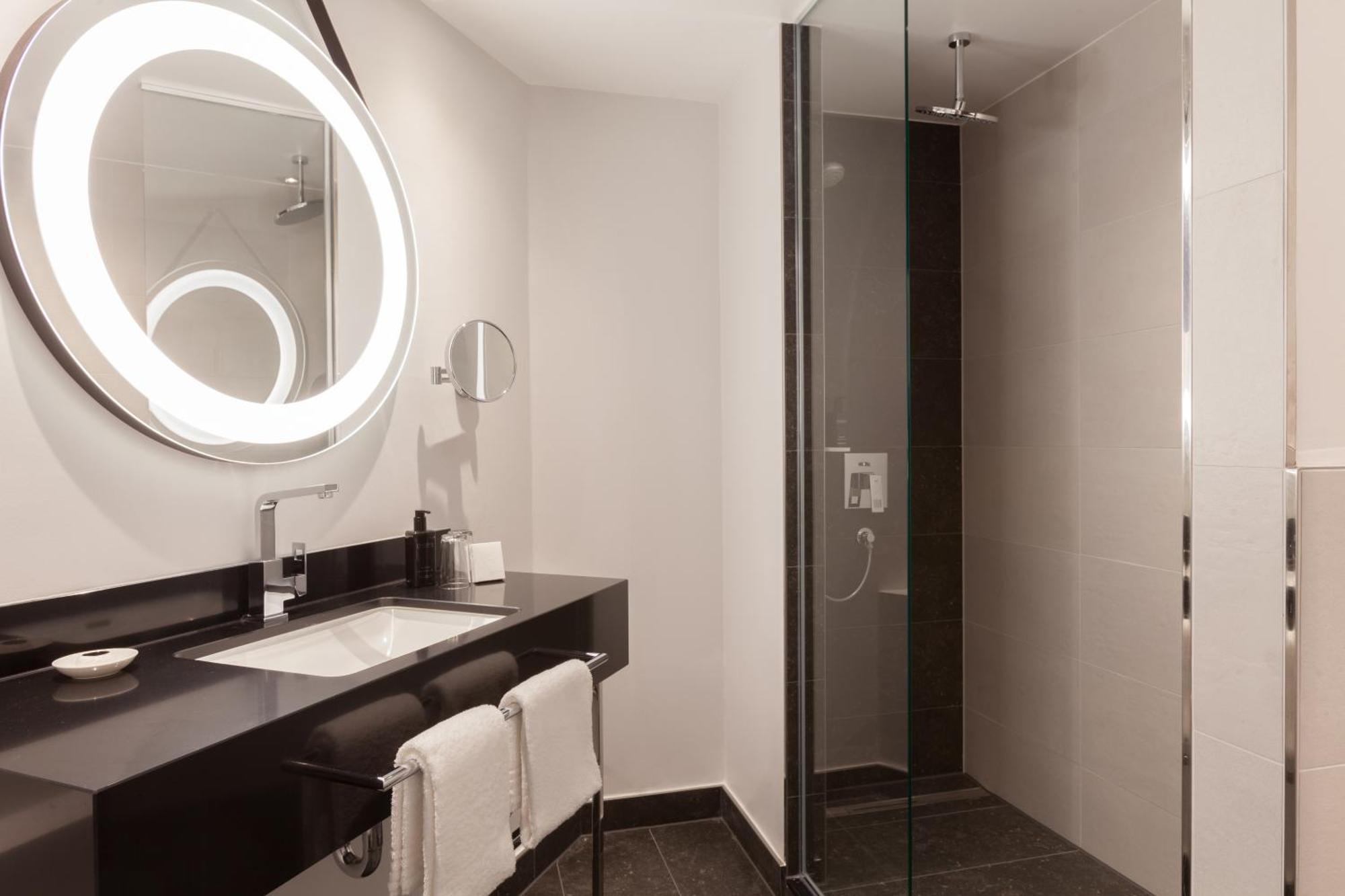 Hotel Elephant Weimar, Autograph Collection Exteriör bild Bathroom
