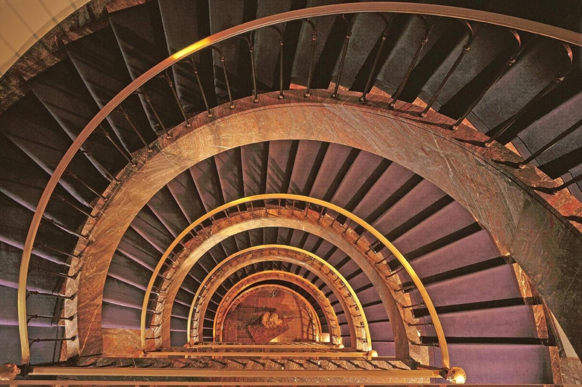 Hotel Elephant Weimar, Autograph Collection Exteriör bild Spiral staircase