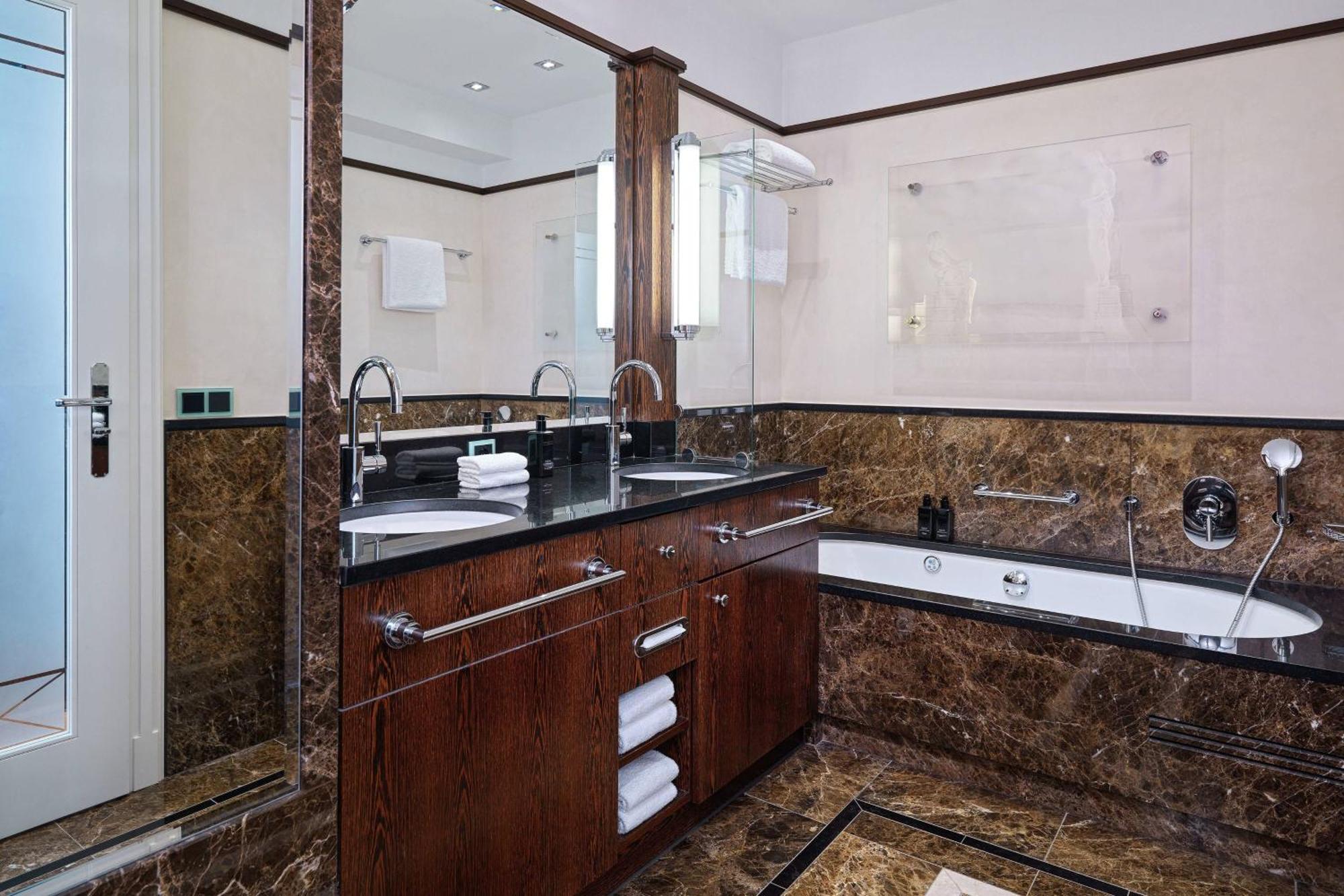 Hotel Elephant Weimar, Autograph Collection Exteriör bild Bathroom