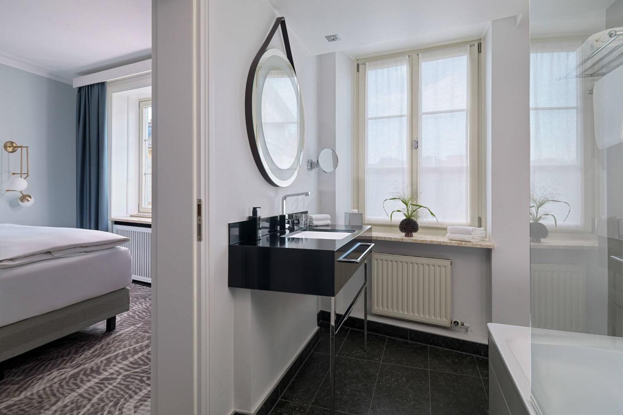 Hotel Elephant Weimar, Autograph Collection Exteriör bild Bathroom