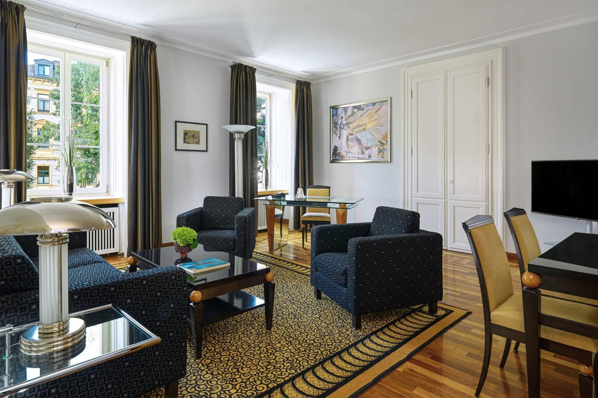 Hotel Elephant Weimar, Autograph Collection Exteriör bild A suite at the Hotel de Crillon