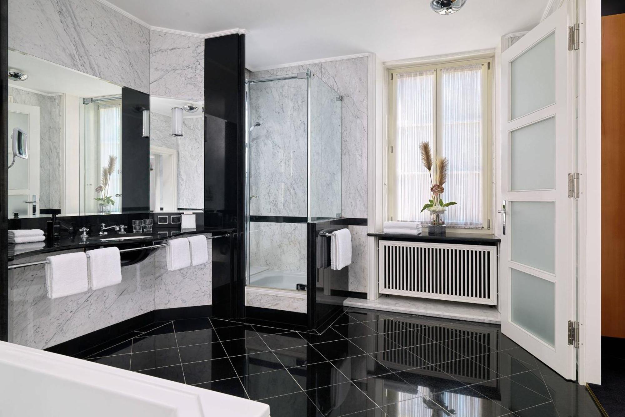 Hotel Elephant Weimar, Autograph Collection Exteriör bild A bathroom in the hotel