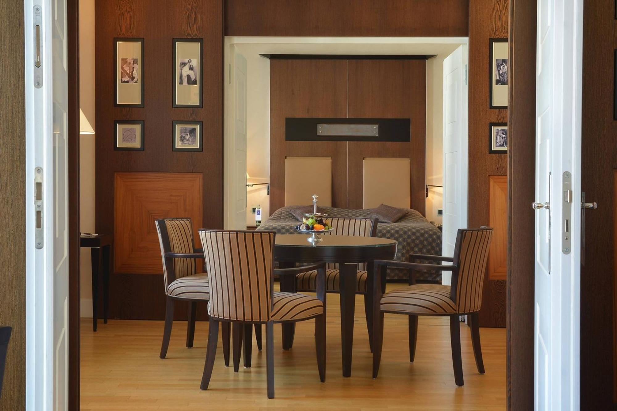 Hotel Elephant Weimar, Autograph Collection Exteriör bild A suite at the hotel