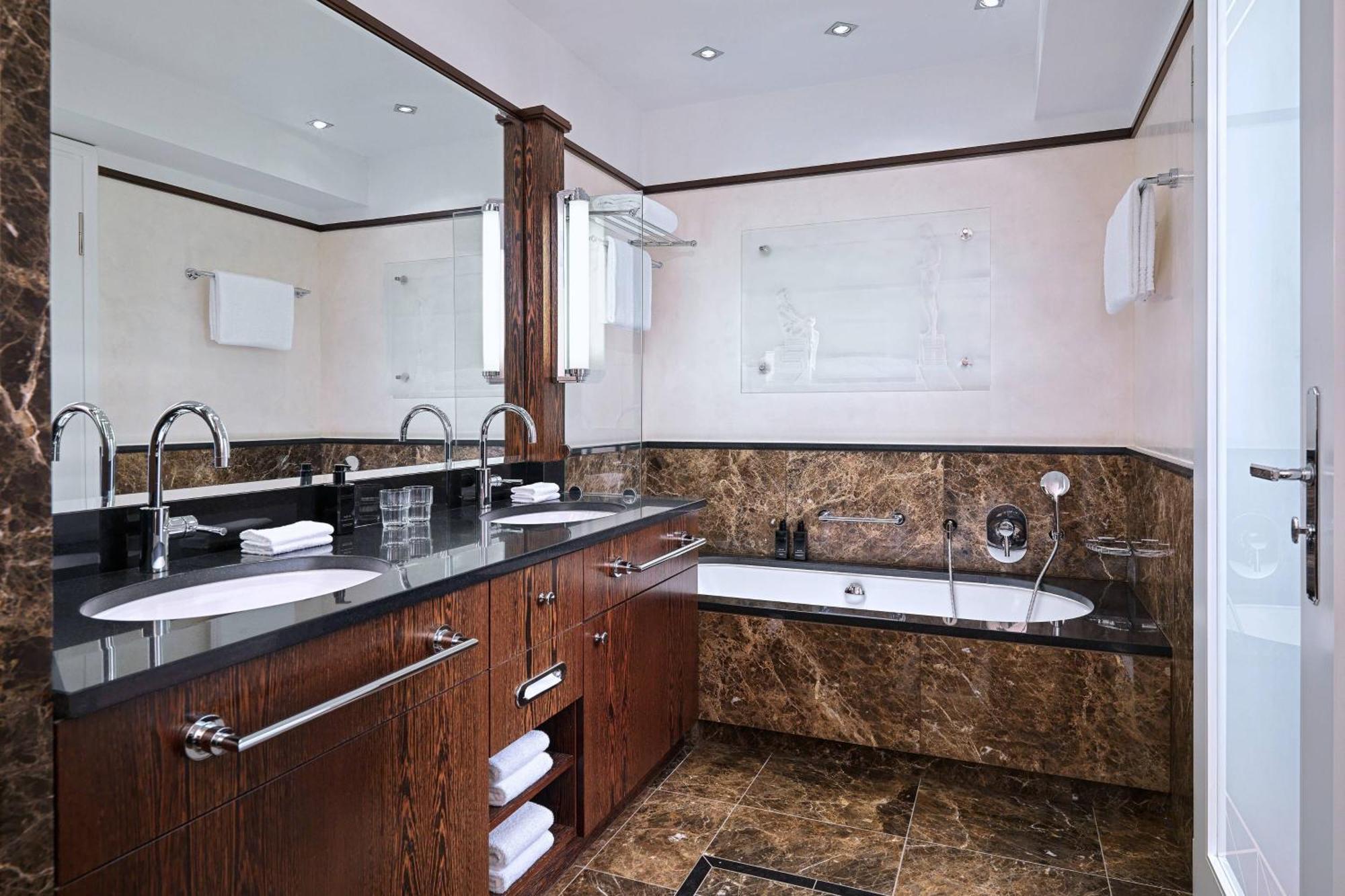 Hotel Elephant Weimar, Autograph Collection Exteriör bild Bathroom
