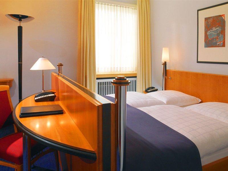 Hotel Elephant Weimar, Autograph Collection Exteriör bild A typical room at a hotel