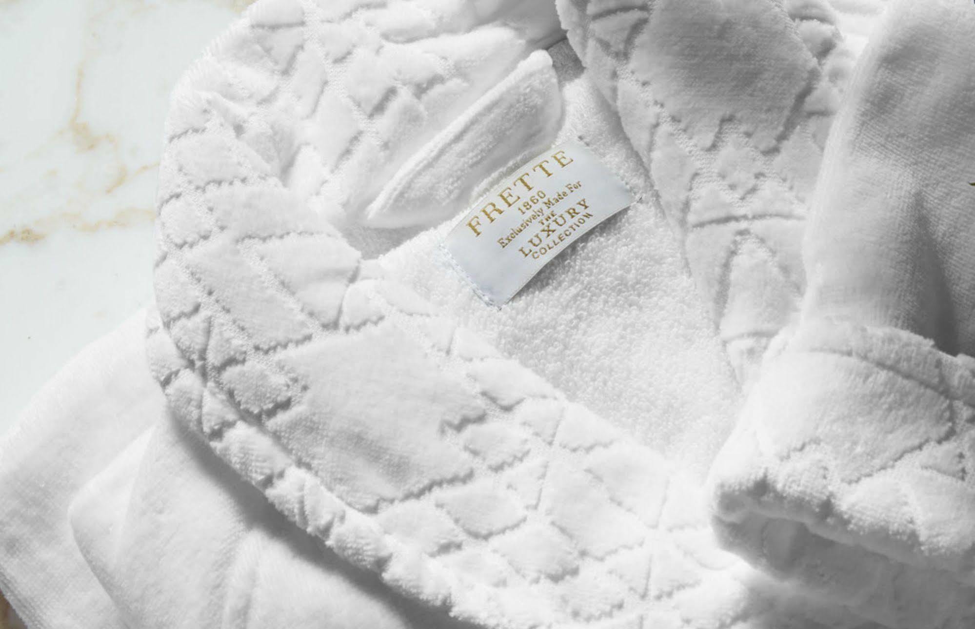 Hotel Elephant Weimar, Autograph Collection Exteriör bild A bathrobe